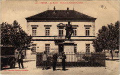 Feurs - La Mairie - Statue du Colonel Combes à Feurs