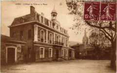 Boen - L'Hotel de Ville et la Place -
													42 Loire
												