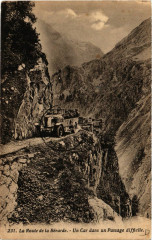 La Route de la Berarde - Un Car dans un Passage difficile