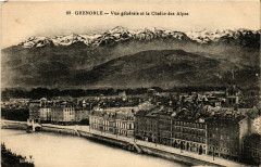 Grenoble - Vue générale et la Chaine des Alpes à Grenoble