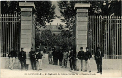 Carte postale ancienne Grenoble 4me Regiment de Génie. Entrée de la Caserne Dode
                                                                     à Grenoble
                                