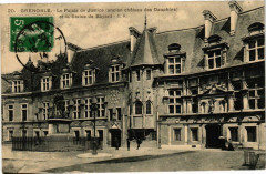 Le Palais de Justice (ancien Château des Dauphins) et la Statue de Bayard à Grenoble