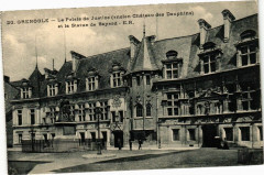 Carte postale ancienne Le Palais de Justice (ancien Château des Dauphins) et la Statue de Bayard
                                                                     à Grenoble
                                