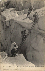 Chamonix Passage d'une échelle Route