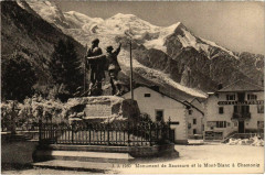 Monument de Saussure et le Mont-Blanc a Chamonix