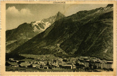 Chamonix - Vue générale et Massif de L'Aiguille du Dru et le...