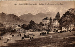 Sallanches - La Place de la Grenette et le Mont-Blanc à Sallanches