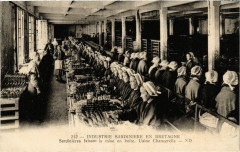 Ind. Sardiniere en Bretagne - Sardinieres faisant la mise en boite
