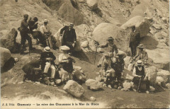 Chamonix - La mise des Chaussons a la Mer de Glace