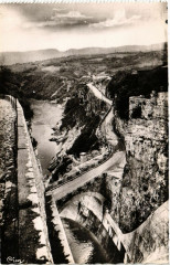 Genissiat Barrage Route principale conduisant a l'Usine