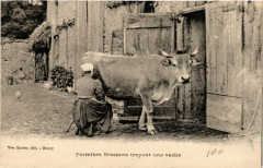 Fermiere Bressane trayant une vache