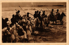 Stes-Maries-de-la-Mer Les gardians de Camargue entrent