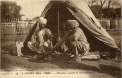 Marseille l'Armee des Indes Hindous fumant la pipe indienne à Marseille