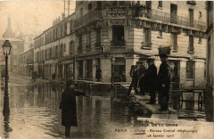 Carte postale ancienne Crue de la Seine - Bureau Central téléphonique
                                                                     à Clichy
                                