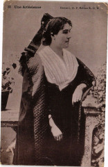 Une Arlésienne -
													13 Bouches du Rhône
												