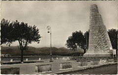 Pierrefeu Monument du Dixmude - Au Fond la Base d'Aviation