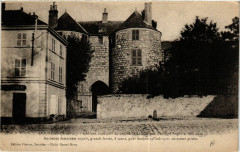 Dourdan - Chateau construit au centre de la Ville à Dourdan
