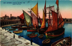 Antibes - Intérieur du Port à Antibes