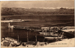 Vue sur les cimes neigeuses