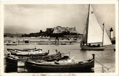 Antibes - Entree du port et le fort carre à Antibes