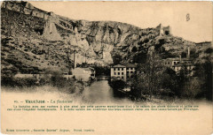 Vaucluse - La fontaine - La fontaine avec ses rochers a pics ainsi