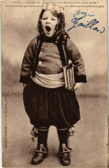Carte postale ancienne Apres la distribution solennelle des prix un laureat qui a trouve
                                