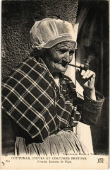 Femme Fumant la Pipe - Moeurs et Costumes Bretons - Folklore