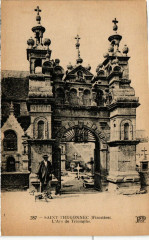 Saint-Thegonnec (Finistere) - L'Arc de Triomph