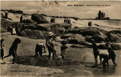 Beg-Meil - Scene de Plage aux Dunes