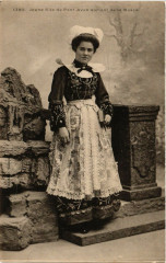 Pont-Aven - Jeune Fille de Pont-Aven sortant de la Messe à Pont-Aven