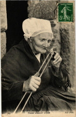 Coutumes Mceurs et costumes Bretons Femme allumant sa pipe