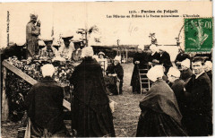 Pardon du Folgoet-Les Pélerins en Prieres a la Statue miraculeuse