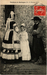 Pardon de Sainte-Anne la Palud-On attend l'heure de la Procession