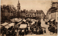 Lamballe - La Grande Place un jour de Marché