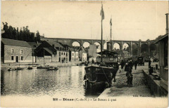Dinan - Le Bateau a quai à Dinan