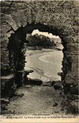 Le Guildo - Le Vieux Portail dans les Ruines du Vieux Chateau