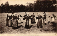 Carte postale ancienne Noces Bretonnes Des Environs D'Elven La Ronde
                                                                     à Elven
                                