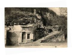 Les Roches-Habitations dans la pierre tombée aux Roches-l'Évêque