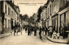 Chateaurenault - La Rue de la République a onze heures du matin
