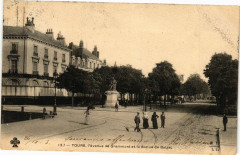 Tours - l'Avenue de Grammont et la Statue de Balzac à Tours