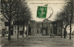 Lamotte Beuvron-La Mairie et la Place à Lamotte-Beuvron