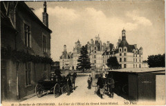 Domaine de Chambord - La Cour de l'Hotel du Grand St-Michel à Chambord
