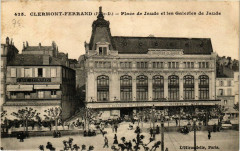 Clermont-Ferrand Place de Jaude et les Galeries de Jaude à Clermont-Ferrand