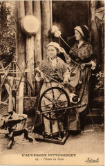 Types L'Auvergne Pittoresque Fileuse au Rouet