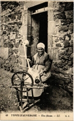 Types d'Auvergne Une fileuse