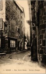 Besse Rue N.-D. - Statue d'angle