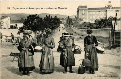 Paysannes d'Auvergne se rendant au Marché