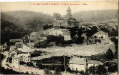 Saint-Nectaire-le-Haut - L'Eglise dominant à Saint-Nectaire