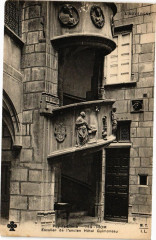Riom - Escaller de l'ancien Hotel Gulmoneau à Riom