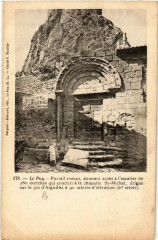 Le Puy - Porteil roman, donnant acces a l'escalier de 280 marches